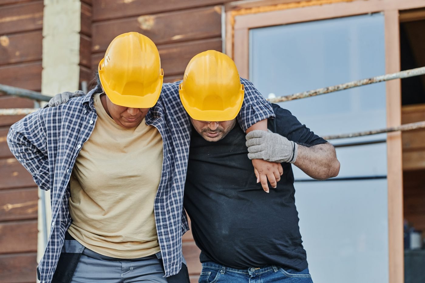Trabajadores asistiendo a una persona accidentada en una obra